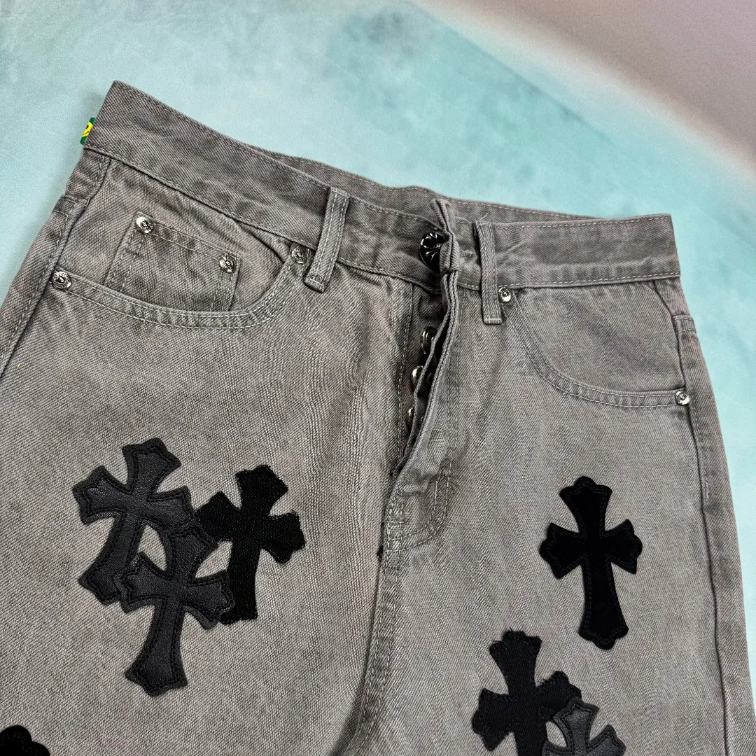 🅿️320 🔘Style No.-KL106 🔘Cro Heart𝐂𝐡𝐫𝐨𝐦𝐞 𝐇𝐞𝐚𝐫𝐭 SexRecords Series Metallic Cross London Limited Gray Ox King Jeans* [Same Style as Pan Weibo] The blockbuster in the fashion world is here! Chrome hearts and SexRecords co-branded the metal-veneer cross-fried snowflake gray London Bull King limited edition jeans. They are definitely top-notch products in the fashion industry. Fashionistas should not miss them! These pants perfectly recreate the vintage feel. The special cowhide produced in Italy is carefully printed and cut accurately by craftsmen. It is then matched with customized sheepskin and is carefully pasted with three layers of thick lines. The overall splicing process is unique, combined with heavy washing and dyeing, and every detail exudes unparalleled design charm. It adopts three-dimensional cutting and has a loose and comfortable fit. It can be easily controlled by any figure and has a great effect of making you taller and slimmer. Carefully crafted by a major manufacturer and following the strict quality control standards of the original factory, the quality is impeccable. Wearing it will instantly transform you into the focus of street fashion.  Size: S M L XL XXL (28.30.32.34.36) Color: Black Gray